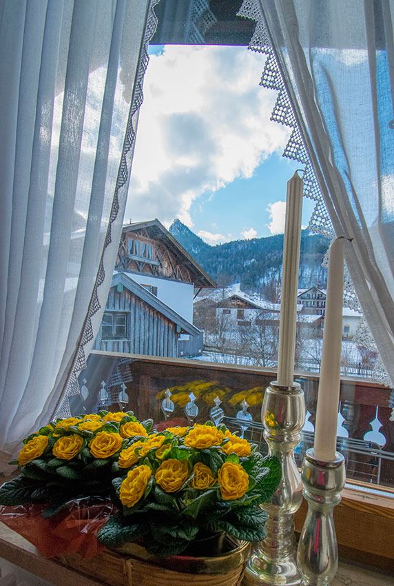 Blick aus dem Fenster auf die verschneiten Berge