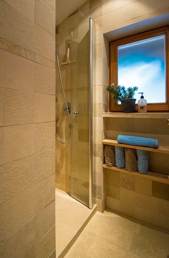Badezimmer mit Dusche