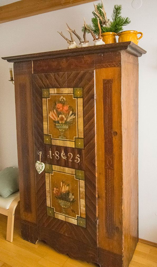 Bemalter Bauernkasten im Wohnraum
