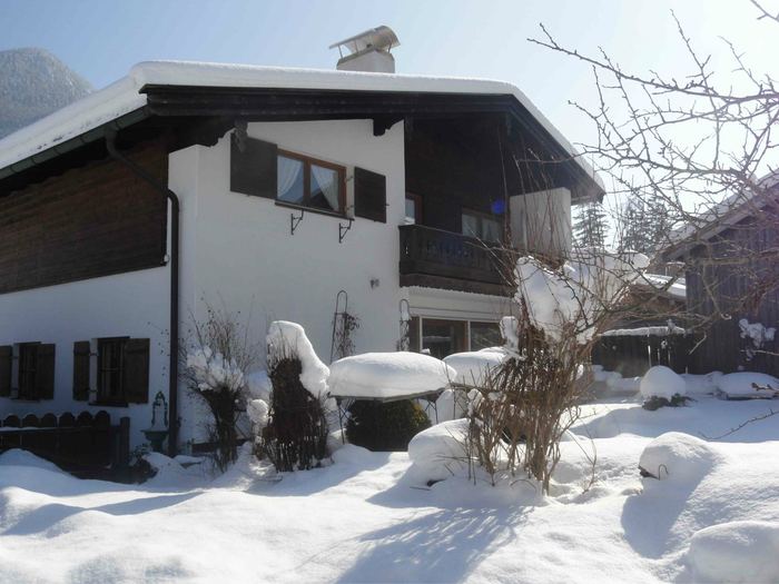 Das Haus im Winter, tief verschneit